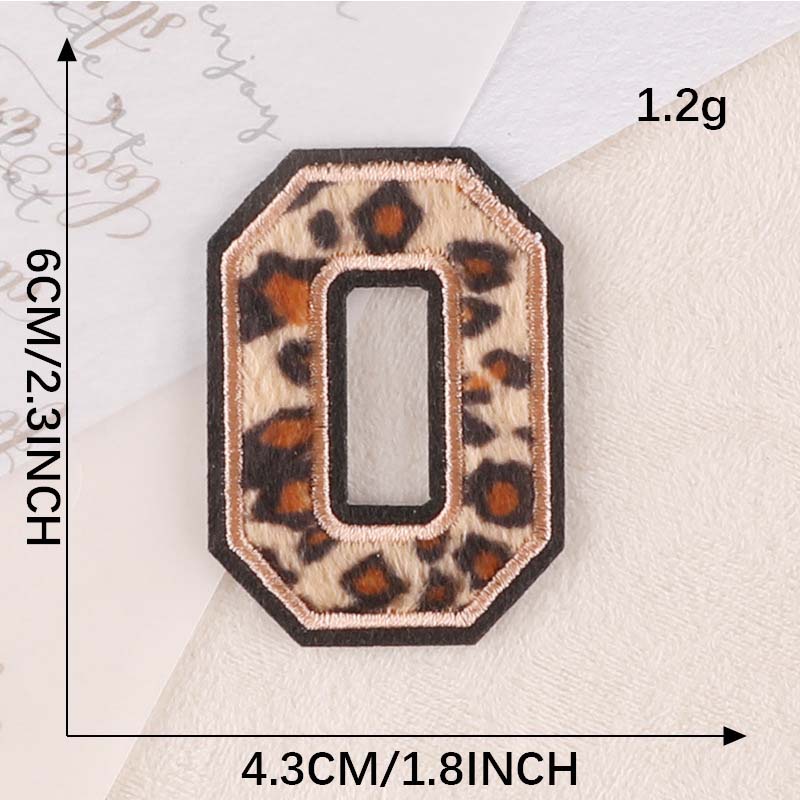 Parches de insignia de letras del alfabeto inglés A ~ Z, apliques bordados con estampado de leopardo, pegatinas para planchar para ropa, ropa con nombre DIY: Blanco