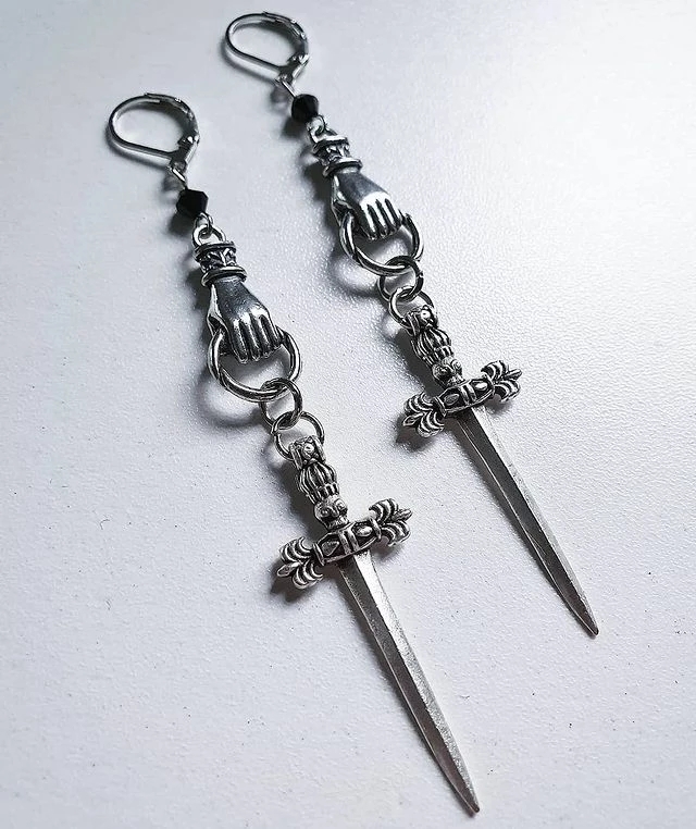 Pendientes de espada de mano o Luna, pendientes de espada, pendientes de luna creciente, joyería mística, pendientes extrañas, pendientes góticos: Default Title