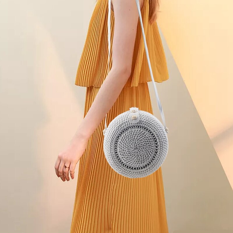 Hvid hul rattan taske bali boheme kvinder vintage strå strand håndtaske mini rund crossbody taske håndlavede skuldertasker