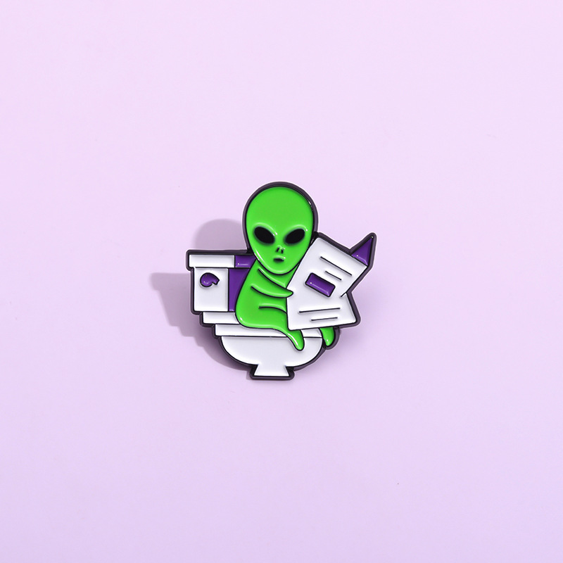 ET Aliens-Broche en Émail pour Femme, Danemark ge Animal Mignon, Revers Bac, Couteau de Poussin, Lecture de Stockholm aux Assis aux Toilettes