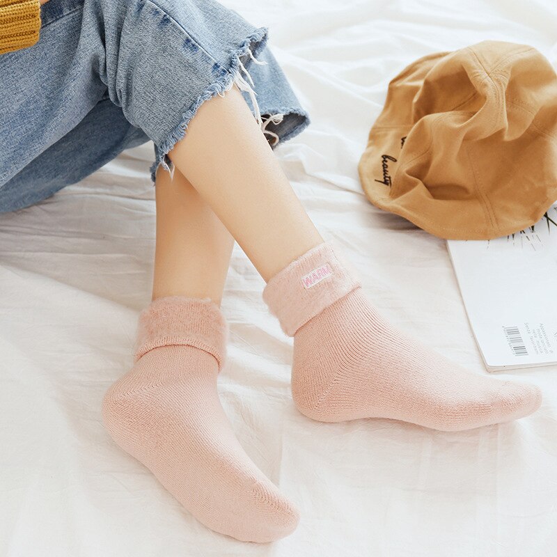 Chaussettes thermiques pour femmes, épaisses, chaudes, mignonnes, douces, duveteuses, neige, en coton, en cachemire, noires et blanches