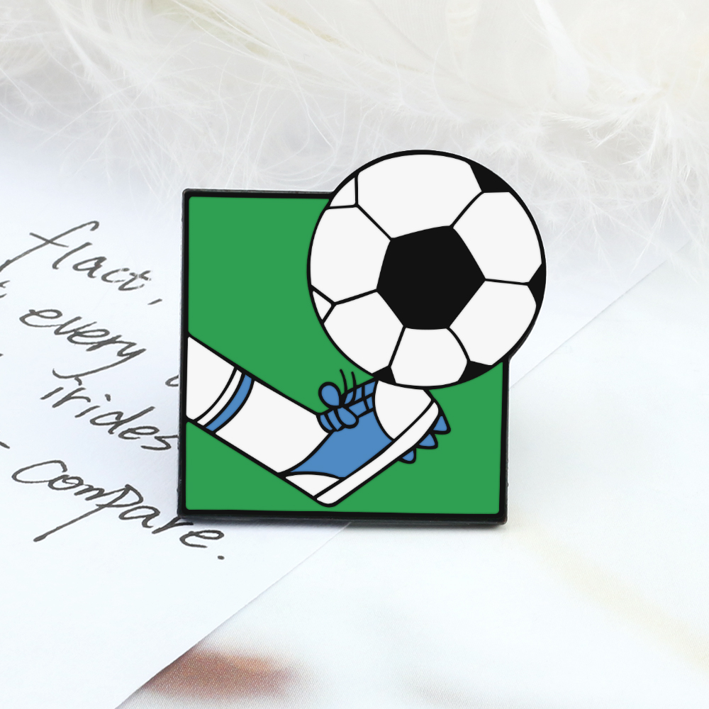 Atlet emalje nåle sjove spiller fodbold målscorer mål brocher fodboldmesterskab jakke badges smykker til fodboldfans: Lysegul guldfarve