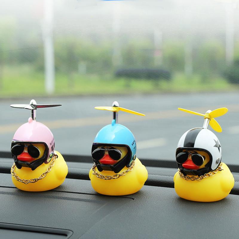 Mooie Lucky Duck Auto Ornament Creatieve Decoratie Auto Dashboard Speelgoed Met Helm En Ketting Grappige Auto Accessoires