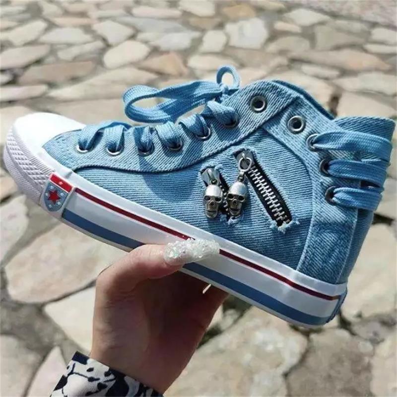 Zapatillas de tela vaquera con punta redonda y tacón plano para mujer, Zapatos de deporte informales clásicos, cómodos, con cordones, decoración de calavera de Metal, 3KC029