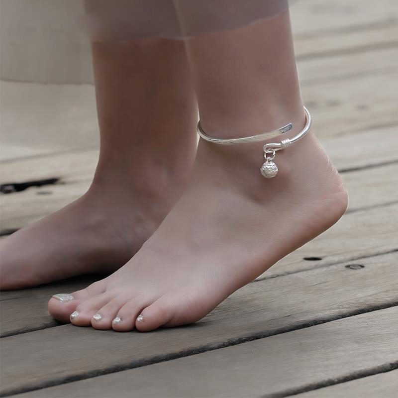 Handgefertigtes, verstellbares fußkettchen mit silberglöckchen im literarischen und antiken stil für kleine mädchen