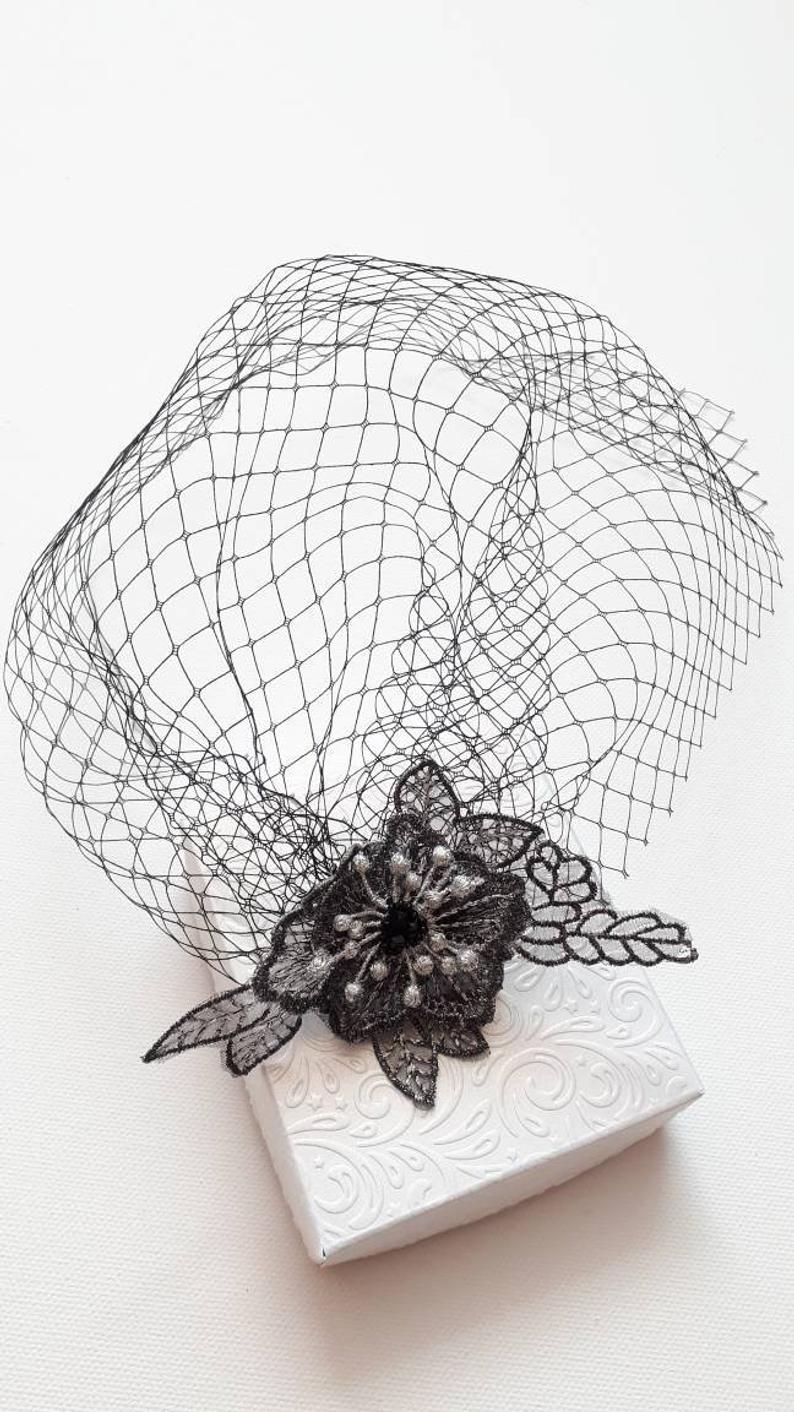 Zwarte hoofdtooi, sluier met bloem, zwarte vogelko... – Vicedeal, image size:794x1412