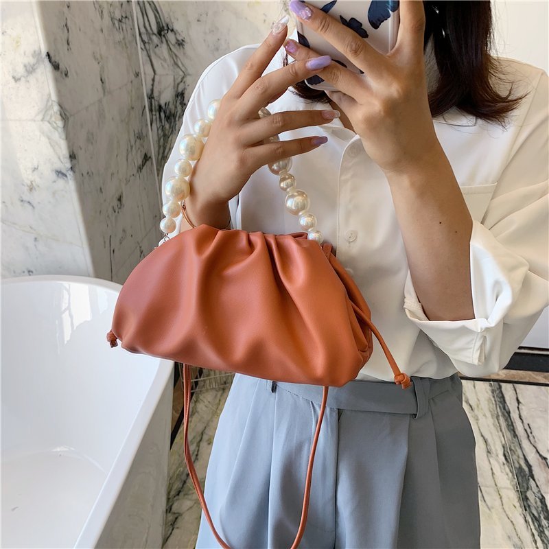 Pearl sweet cloud-väskor små crossbody-väskor i pu-läder för kvinnor enfärgade axelhandväskor kvinnlig crossbody-väska