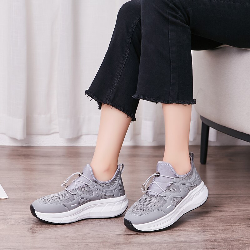 Bolsa de viagem Mulheres Balançar Sapatos de Sola Grossa Sapatos Pretos Cunhas Sneaker Altura Crescente Tênis de Tonificação da Mulher Ao Ar Livre Sapatos de Caminhada