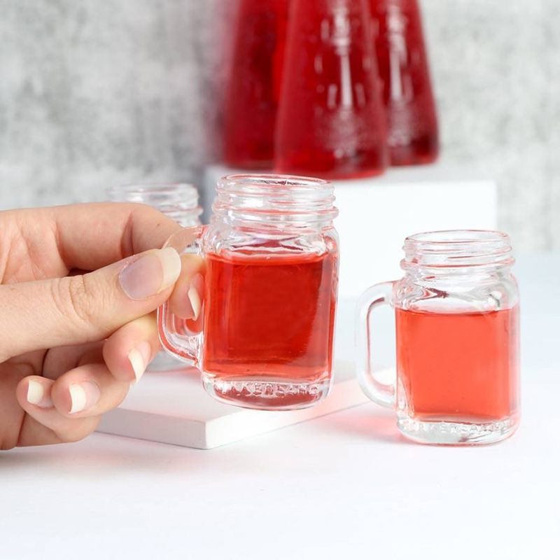 Mini mason jar snapsglas med handtag, en rolig och konversationsbit på bbqs och fester