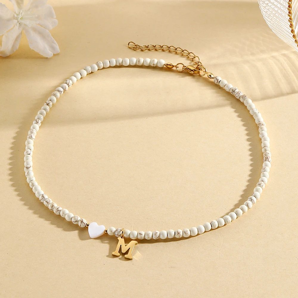 Gargantilla bohemia con cuello, collares con iniciales, cuentas colgantes con letras de concha en forma de corazón, collar de acero inoxidable para mujer, tendencia 2024: Color amarillo claro