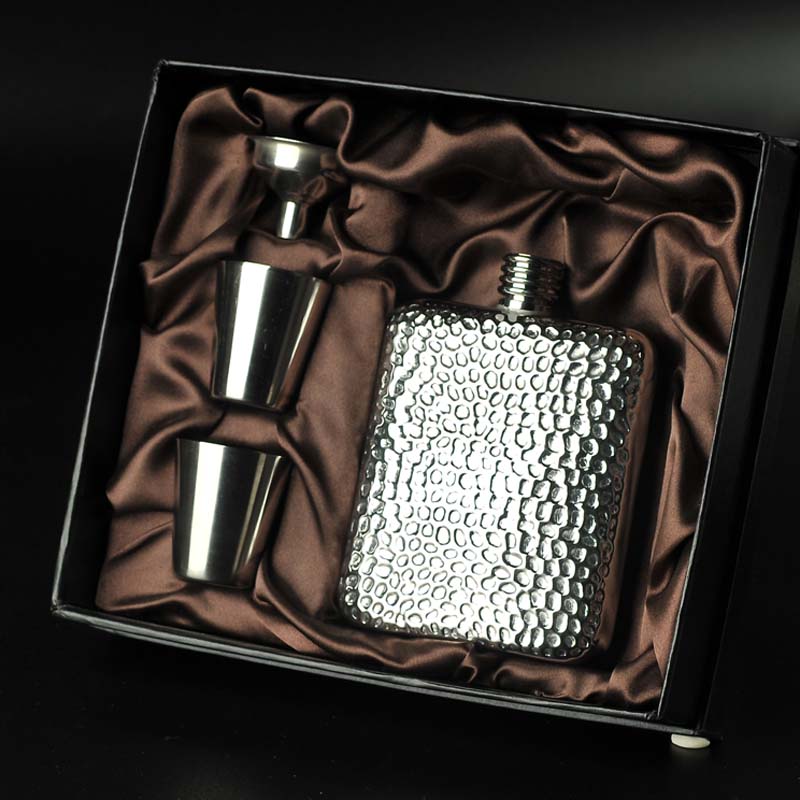 1 pc Portable Stainless Steel The Volcano Grain Style Hip Flask 6 Ounces Outdoor Hip Flask For Gentleman: gift box packing