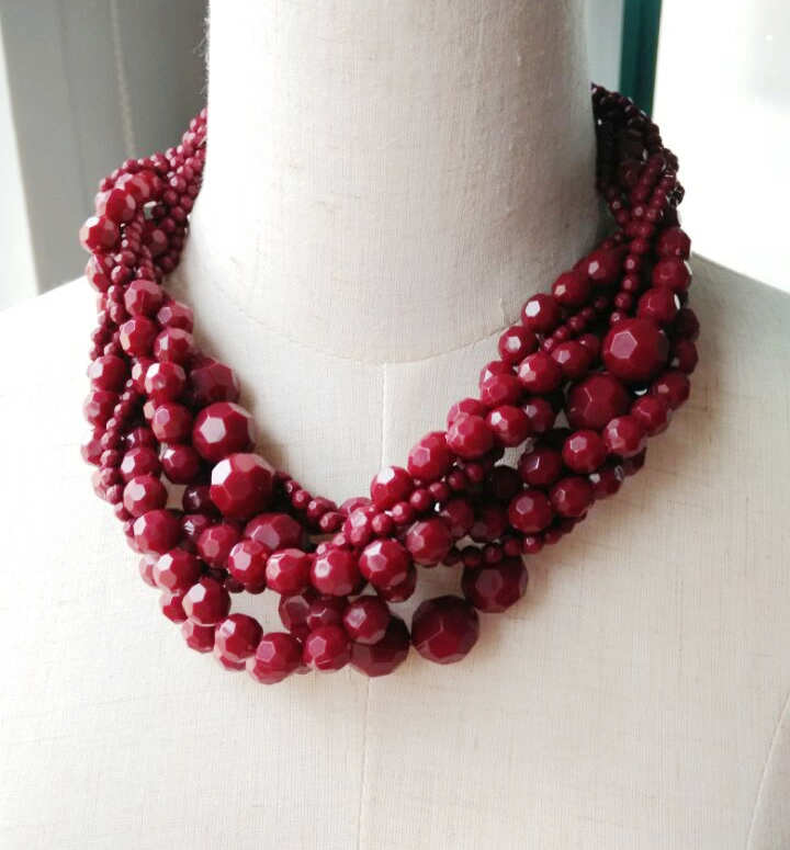 Gult mörkrött flätat halsband med akrylpärlor