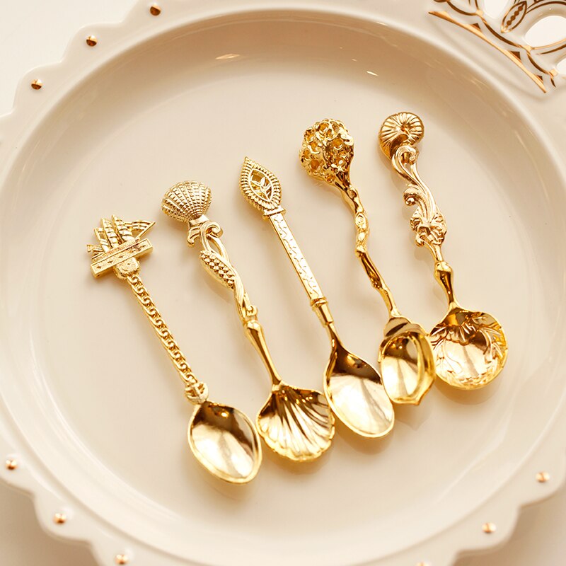 5 st dessert skedar vintage kungligt kaffe spoonteaspoon metall snidade frukt mellanmål skedar för kök matsal bar bestick bestick: Guld-