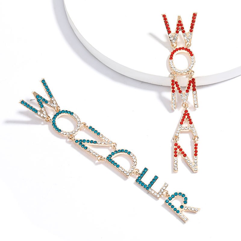Wonder Vrouw Asymmetrie Oorbellen Brief Rhinestone Vrouw Charm Earring Punk Pin Overdrijving Mooie: Goud-kleur