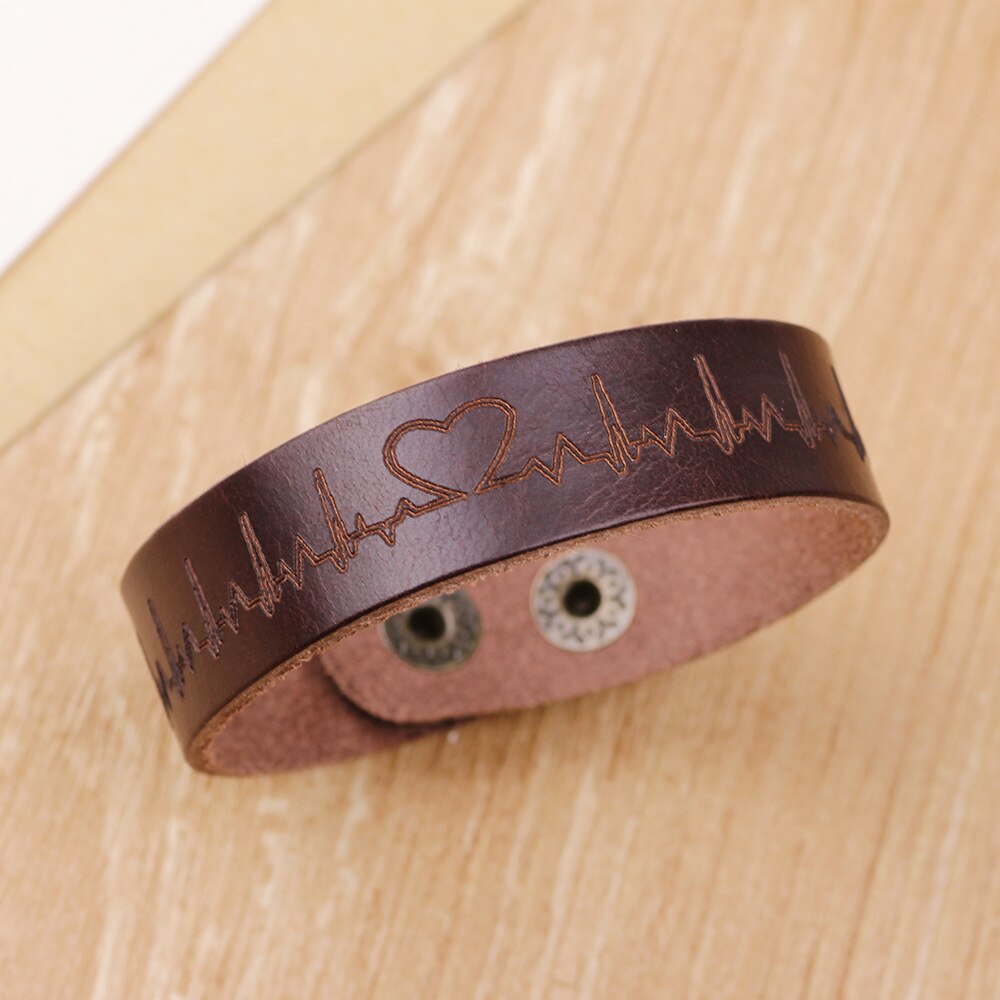 Charmsmic heren brede leren armbanden met ecg-hartpatroon voor geliefden, koppels, verjaardagen en bruiloften.