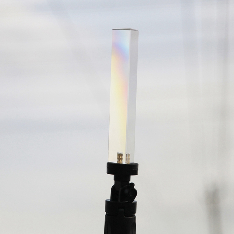 Dreieckiges kristallglasprisma für die fotografie mit stativ, regenbogenglas für hochzeitsporträt-fotostudio