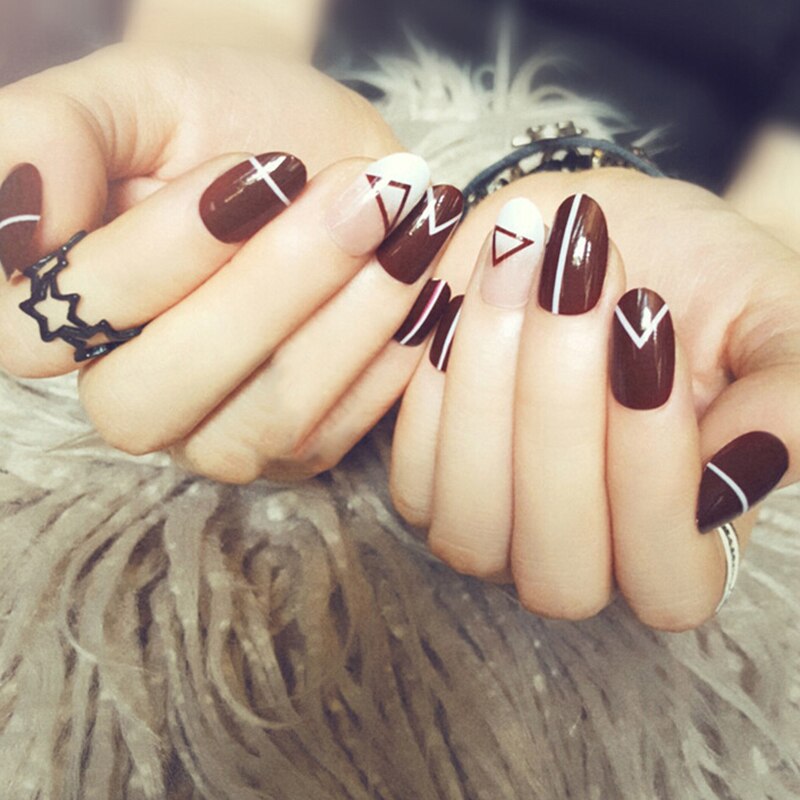 Eenvoudige 24 Stks/set Rode Gradiënt Jump Kleur Afgewerkt Nep Nagels Korte Size Volledige Nail Tips Patch Lady Art Tool