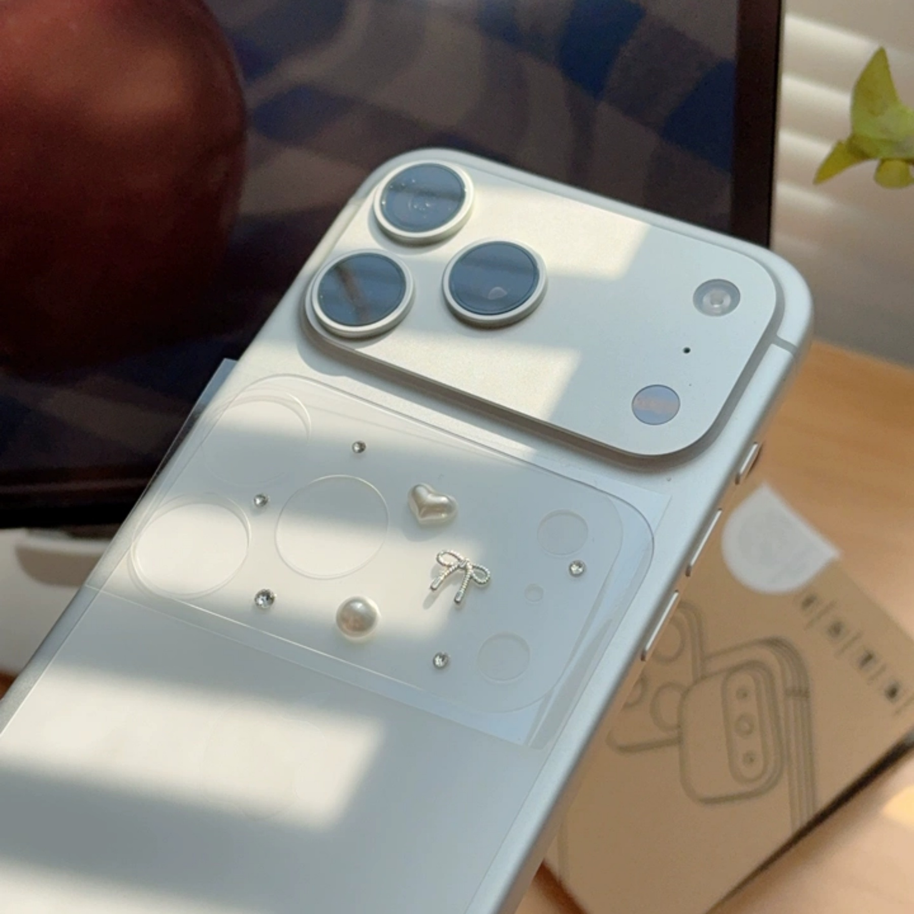 Luxuriöser 3D-Schleifen-Perlen-Liebesherz-Dekorations-Kameralinsen-Schutz für iPhone 17 Pro Max 17 Pro Schutzglas-Linse