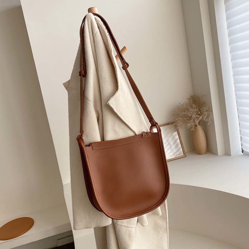 winter brand trend large-capacity shoulder bag casual wild lady Messenger bag simple retro bag: Coffee