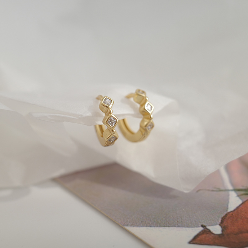 modisch Zirkon Band Ohrringe für Frauen Gold Einfache Geometrische Platz CZ Kleine Huggie Ohrringe Mädchen Reifen Nieten pendientes: Gold 1