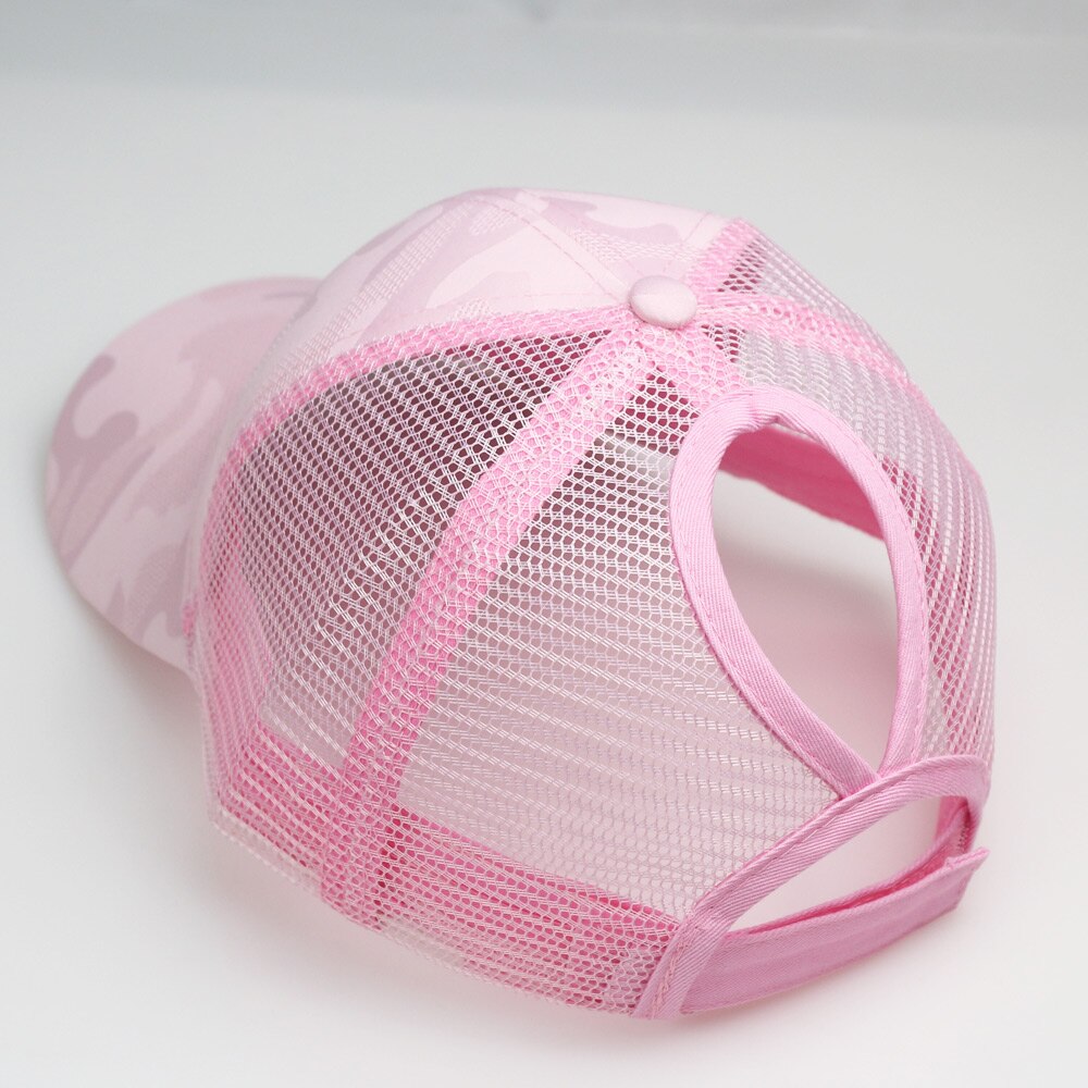 Dames roze baseballpet met camouflagepatroon, rommelige hoge knot, paardenstaart, mesh truckerpet, verstelbaar
