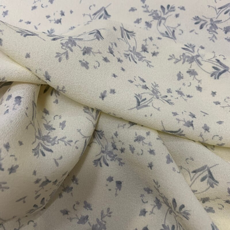 140CM de ancho 18MM pequeño estampado Floral tela de seda Beige para vestido de verano camisa Cheongsam traje pantalones G052