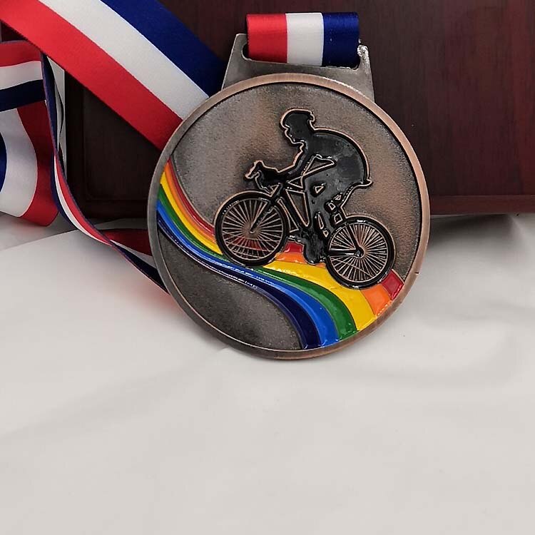 Kleur Fietsen Medaille Goud Kleur En Zilver Kleur En Branze Kleur Met Lint 6.5 Cm: Chocolade