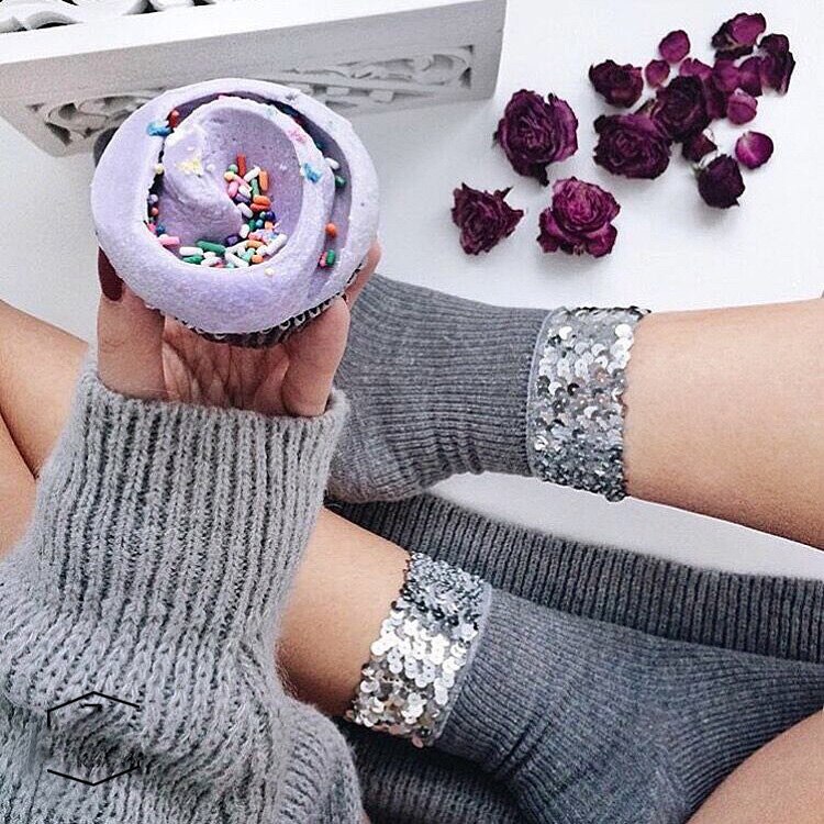 Ropa de calle Chic calcetines de lentejuelas brillantes hechos a mano para mujer. Calcetines cortos informales de Color gris liso para mujer. Calcetines con lentejuelas plateadas para mujer