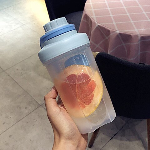 Xinchen plast protein shaker flaske med bærehåndtag låg mundskala til mænd og kvinder gym fitness lyserød 500ml 700ml oz: 500ml blå