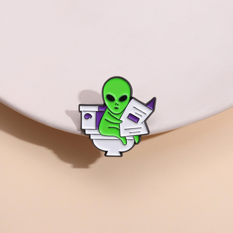 ET Aliens-Broche en Émail pour Femme, Danemark ge Animal Mignon, Revers Bac, Couteau de Poussin, Lecture de Stockholm aux Assis aux Toilettes