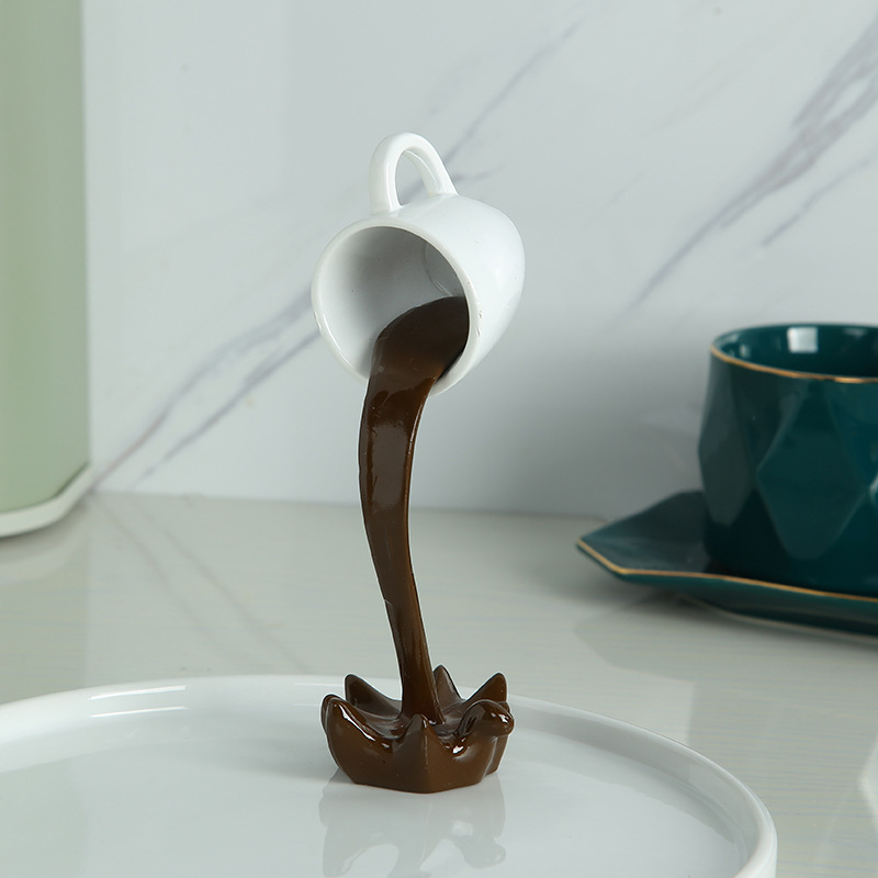 Scultura Decorativa Tazza Di Caffè Rovesciata Galleggiante, In Resina, 5,5x8x15 Cm, Per Arredamento Casa E Caffetterie