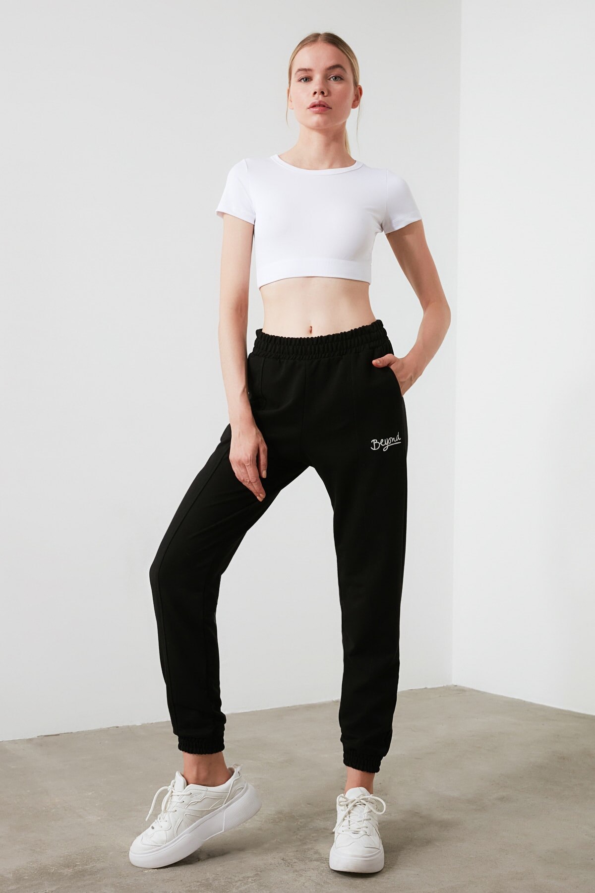 Pantalon de survêtement en tricot brodé Trendyol deuxaw21ea0049