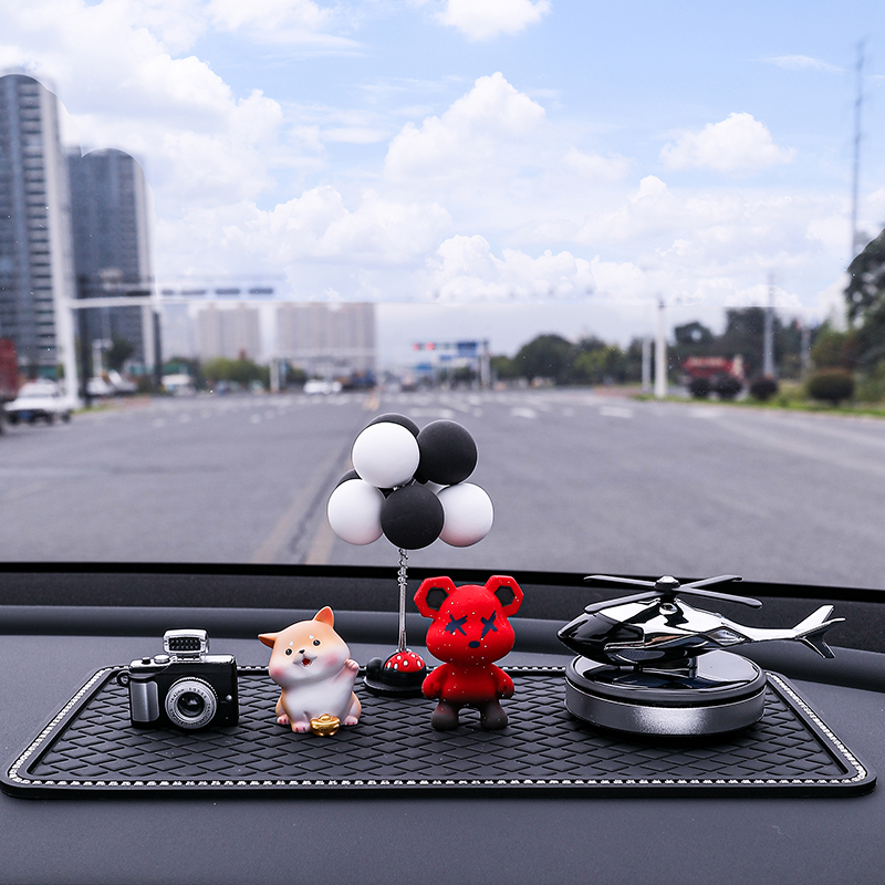 Bildekoration interiörtillbehör små ornament mittkonsol internet kändis kvinnor män modell söt bil: Lila