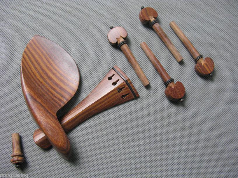 Een set palissander viool onderdelen. chinrest, staartstuk, eindpin, pinnen voor 4/4 viool