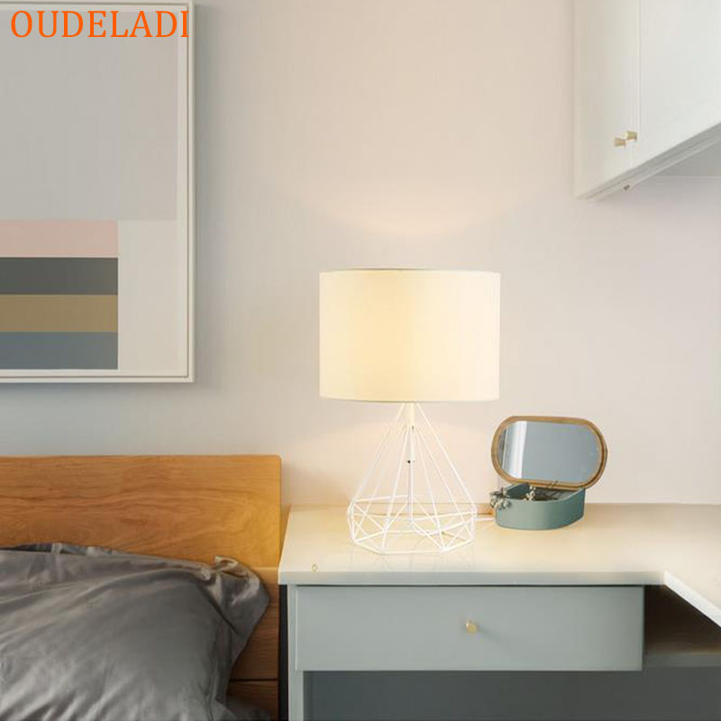 nordisch retro Geometrische schreibtisch lampe Gold Schwarz Weiß Hohl Diamant Tuch schatten Tisch Lampe Schlafzimmer Wohnkultur Leuchten