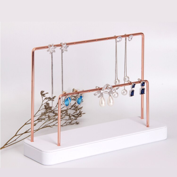 meerdere oorbellen in oor