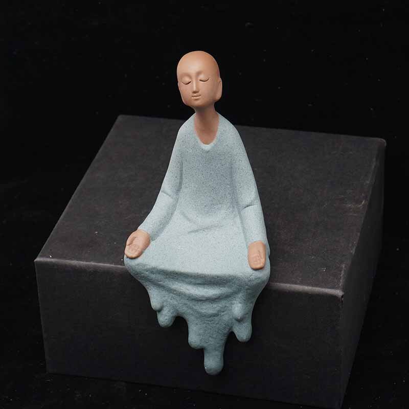 Buddha statuer keramisk liten munk tepet lilla sand figurer buddhisme hjem dekor borddekorasjon: Lysegrå