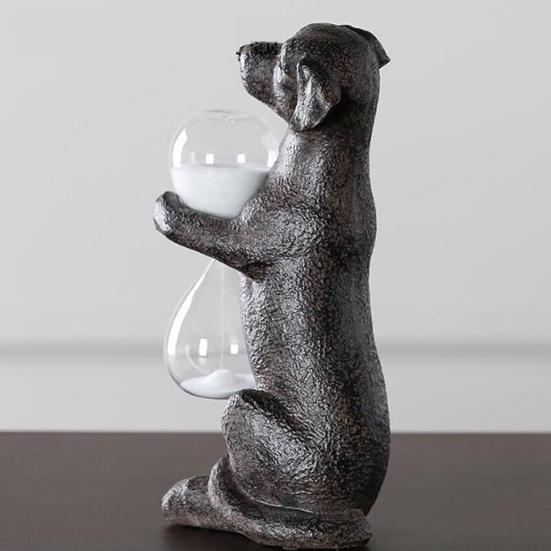 Kåda konstverk i nordisk stil heminredning rostig hund håller ett timglas ornament retro sand timglas konst timerklocka
