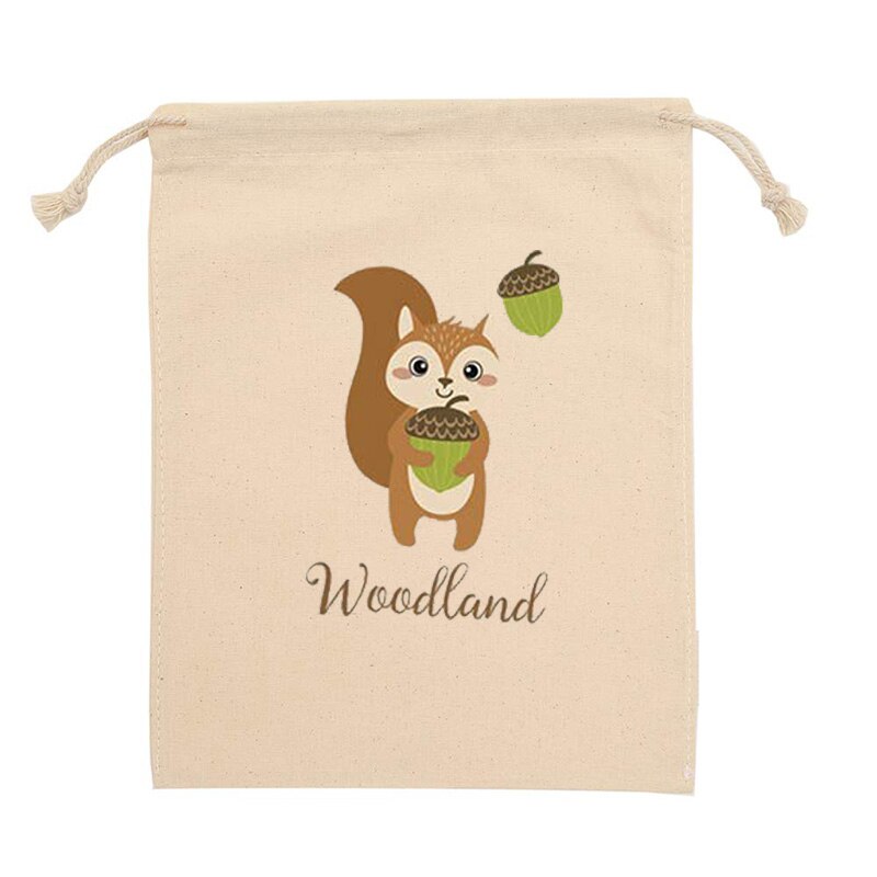 Table centre de table avec motif animaux bois et jungle, sac bonbons pour fête pour anniversaire, réception pour bébé, pour découvrir le genre, accessoires décoratifs présents