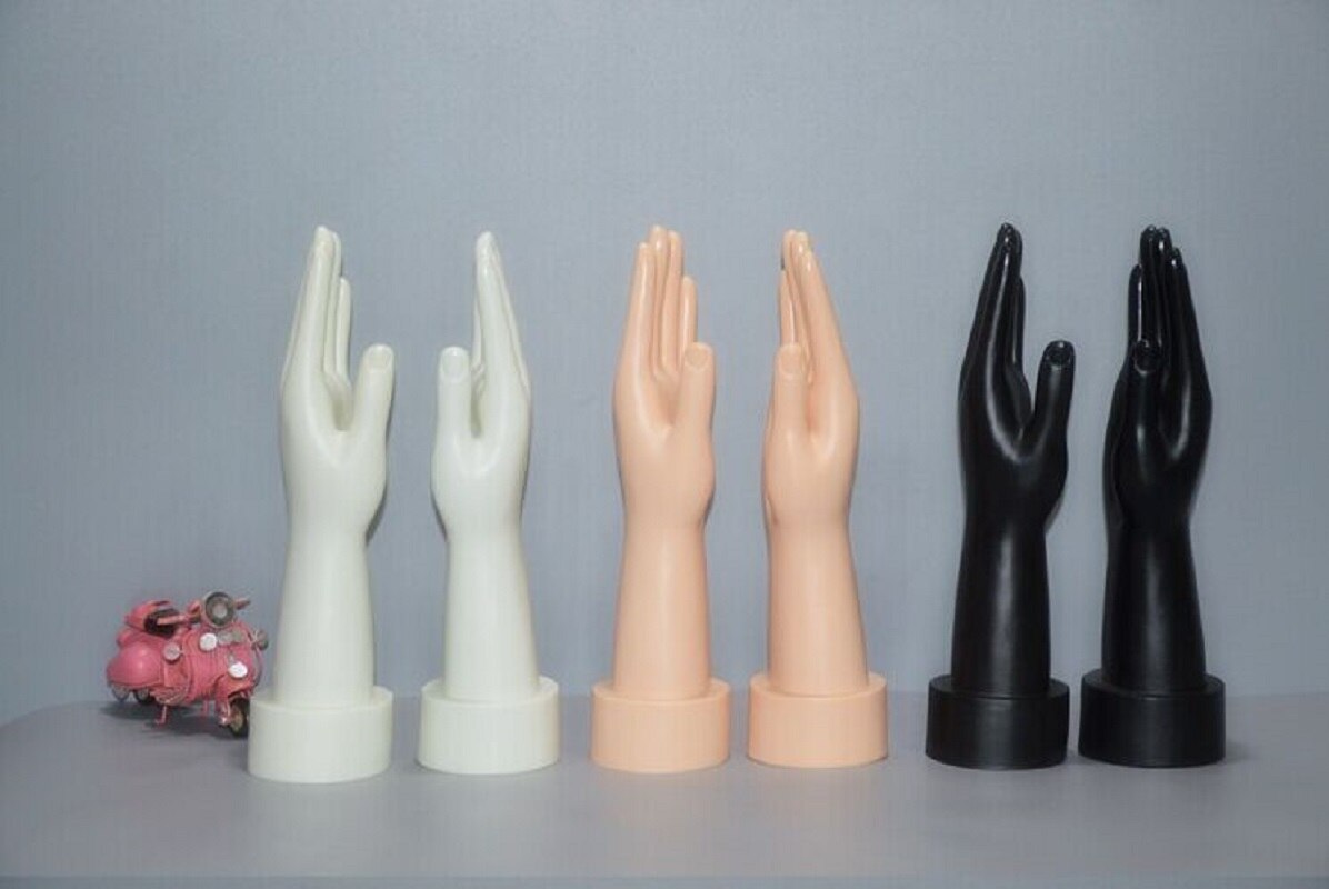 2 stk hvite kvinnelige mannequin håndsmykker spiker vise frem se ringe armbånd hansker kvinner venstre høyre stå vise mannequin hender