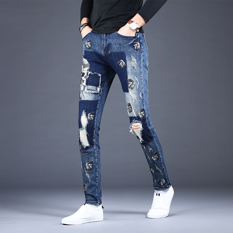 Pantalones vaqueros rasgados con parche azul para hombre, pitillos desgastados con bordado de estilo coreano, ropa de calle,