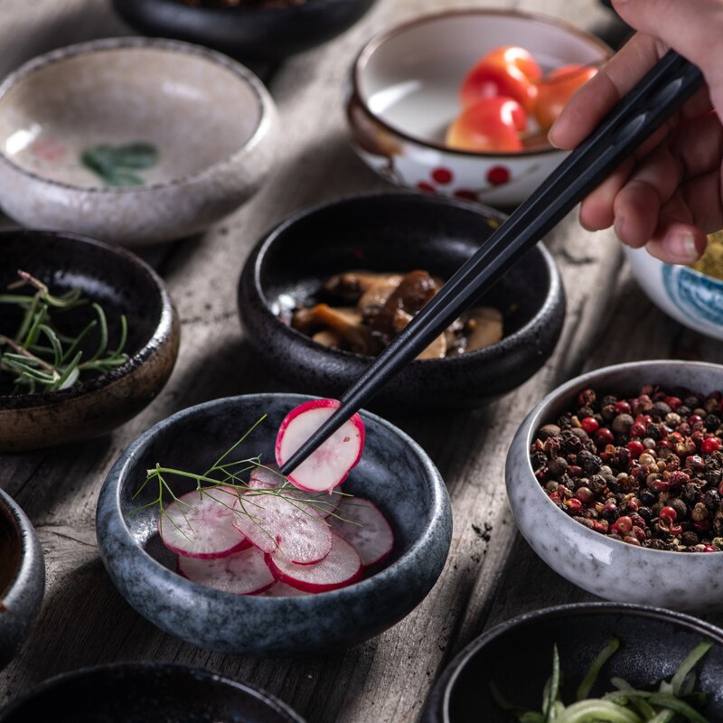 Keramisk krydda maträtt japansk mellanmålsrätt soja sushi sås skål sås sås vinäger sylt rätter kök liten tallrik middagsbricka