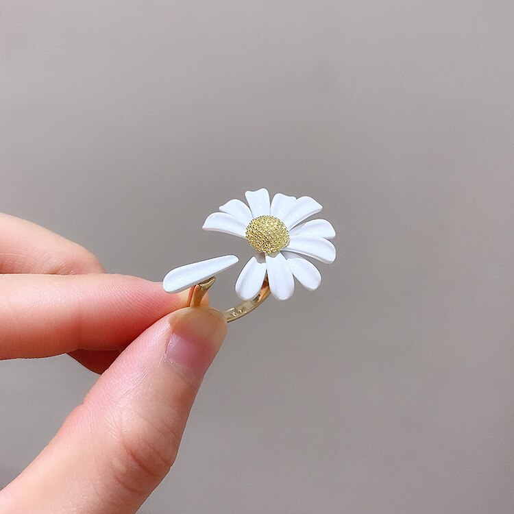 FFLACELL White Asymmetric Enamel Daisy Flower Vintage Simple Opening Rings for Women Jewelry Party