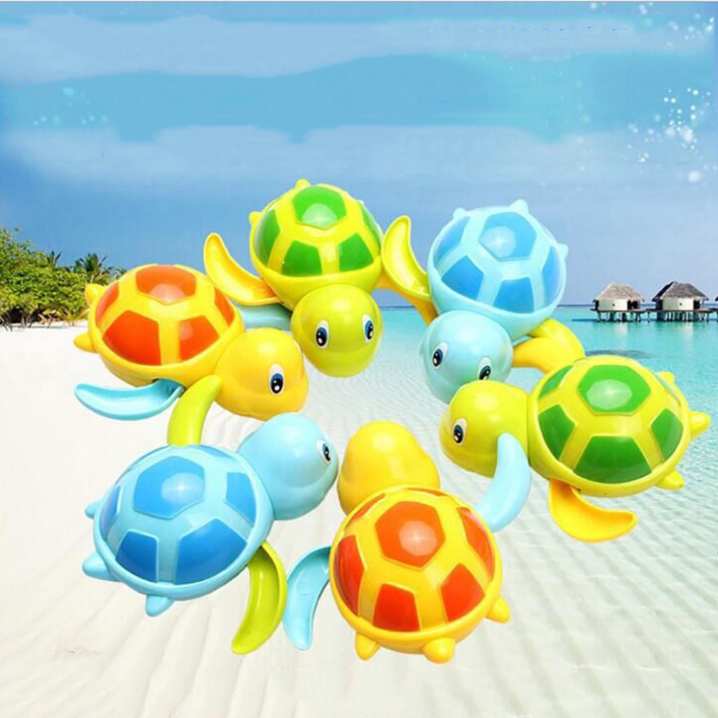 Zeeschildpad onderwater zwemmen in de blauwe zee. Levendige blauwe