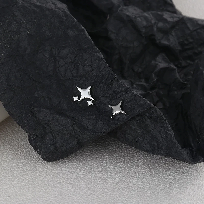 Pendientes asimétricos de estrella de cuatro puntas para mujer, aretes de tuerca de superhada, joyería Simple de Color plateado, 925
