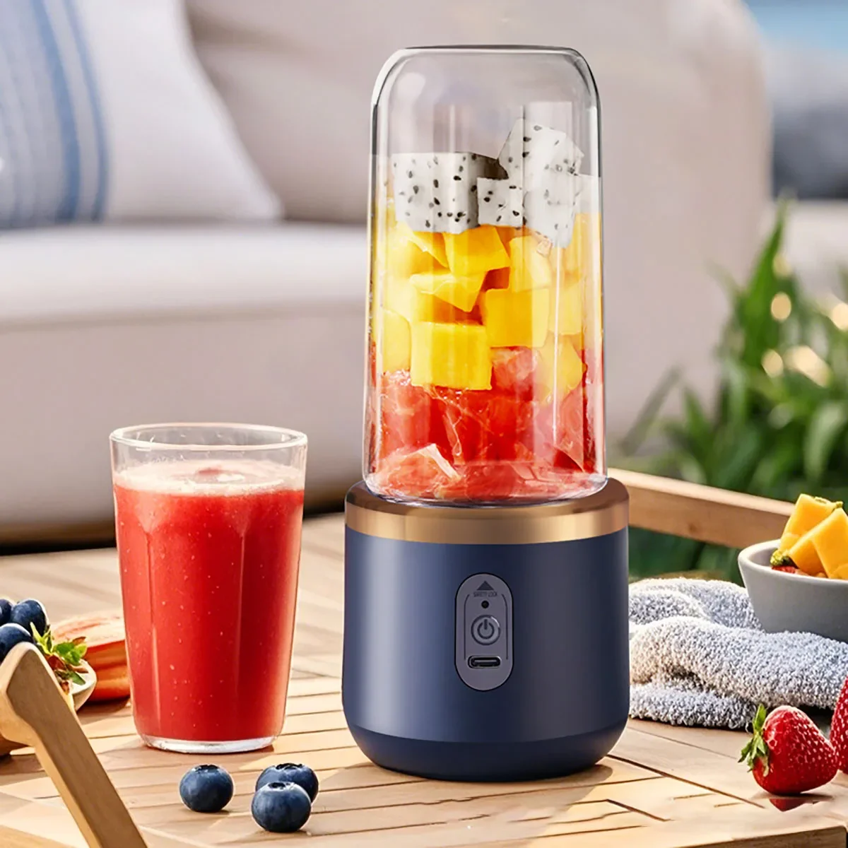 1 tragbarer Entsafter mit zwei Tassen – über USB wiederaufladbar, kompakt und langlebig, inklusive Trageband, perfekt für Smoothies und Frühstück unterwegs.