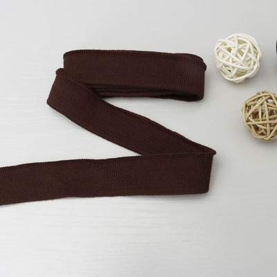 2cm brede, ensfargede, myke, ribbede t-hals i mercerisert bomull, korte mansjetter, elastisk, trådet kant: Pistolmetall