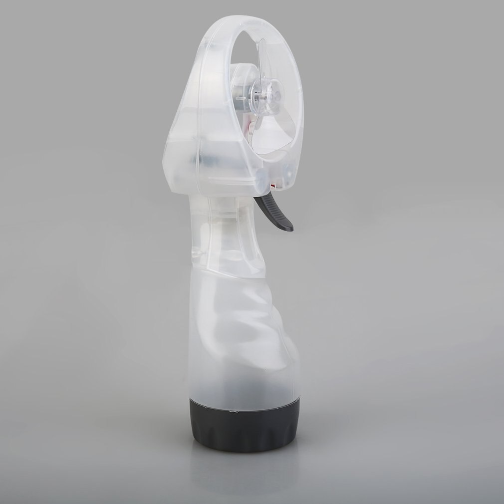 OUTAD Mini Przenośny Wiatrak - Chłodzący z Rozpylaczem Wody - 2xAA - 60x60x270mm