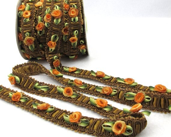 Oranje Roos Knoppen met Groen Blad Loop op Bruin Rococo Lint Trim | Decoratieve Bloemen Lint | Scrapbook Materialen | kleding | Decor |