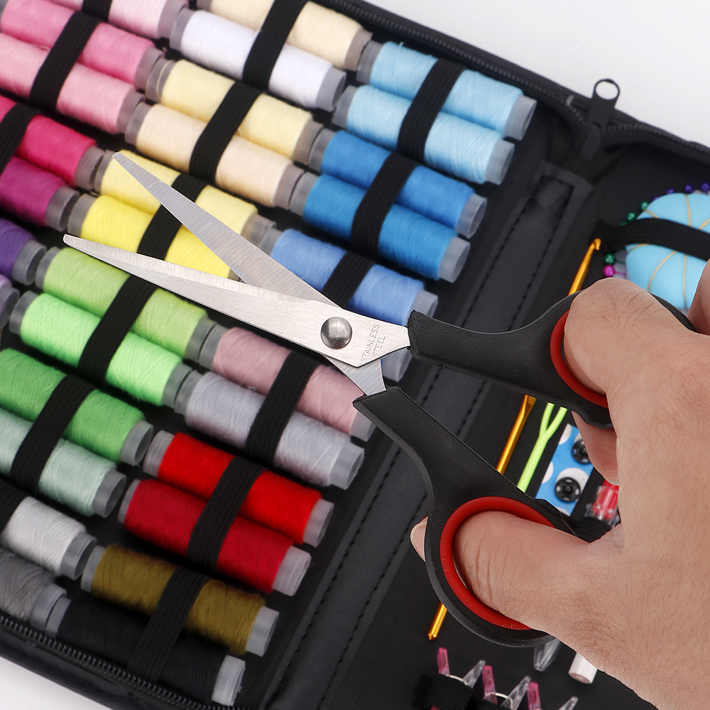 Sysæt med etui, bærbart syudstyr til hjemmerejsende, voksne, begyndere, indeholder tråd, saks, nåle, måleudstyr osv.